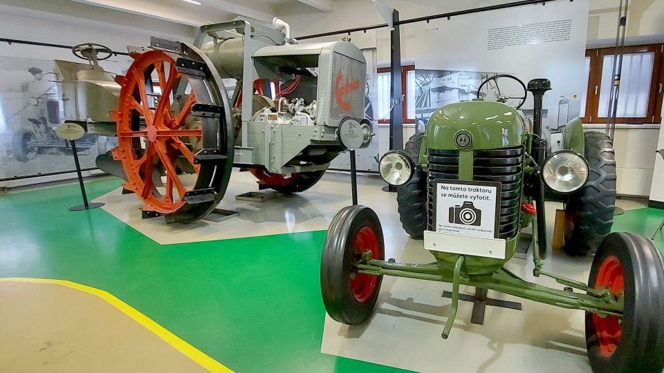 Expozice Jede traktor v suterénu muzea