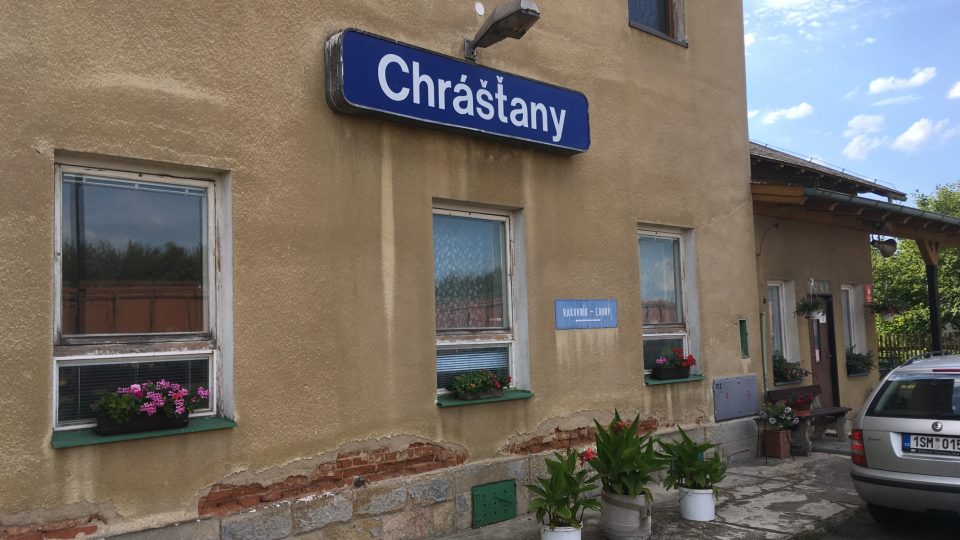 Chrášťany: obec se zastávkou i s nádražím a kuriozní křižovatkou