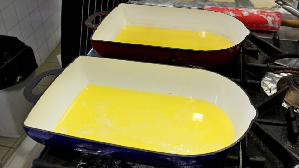 V pekáči rozpustíme kostku másla