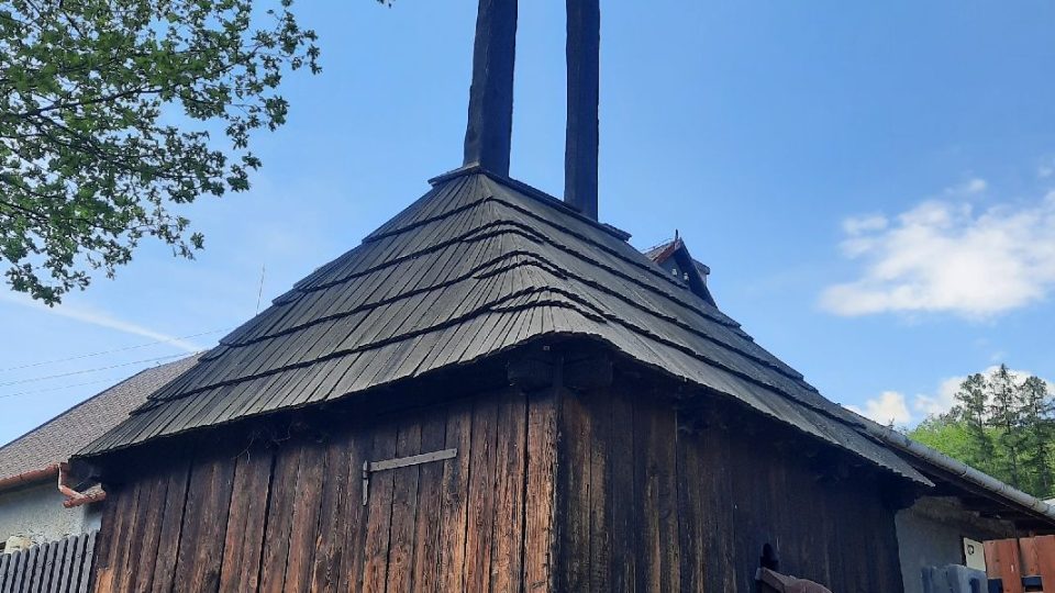 Pozoruhodností obce Ježník je dochovaná dřevěná zvonička. Na zvonu je letopočet 1762