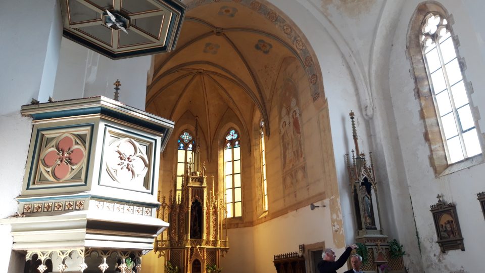 Výzdoba novogotického kostela v Lošanech je původní 