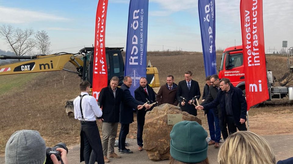 Ředitelství silnic a dálnic spustilo stavbu nového úseku dálnice D6 u Krupé na Rakovnicku