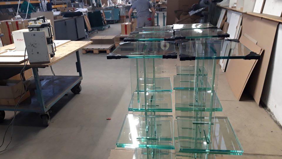 Výrobce zrcadel z Čelákovic dodává na trh také skleněné stolky a terária na tropické mravence