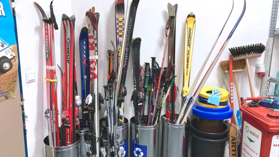 Sbírka lyžařského vybavení v ZŠ Zdice na Berounsku