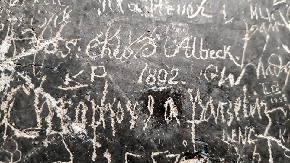 Několik století staré podpisy postupně překryly  novější zápisy