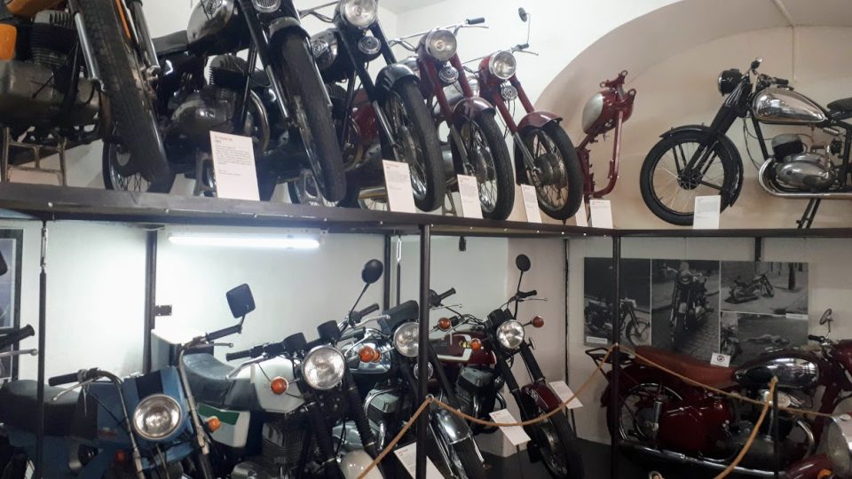V prostorách bývalého obchodního domu v Kácově dnes najdete 70 motocyklů české a slovenské výroby - foto Bára Kvapilová