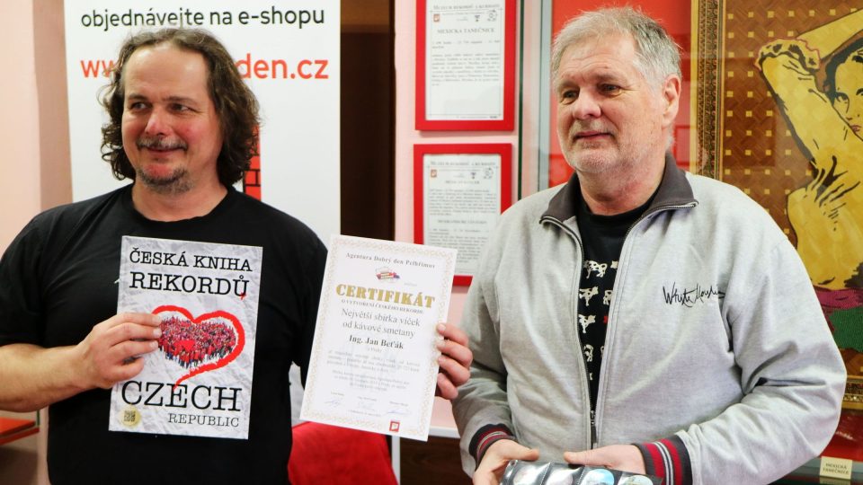 Jan Beťák (vpravo) s certifikátem o českém rekordu