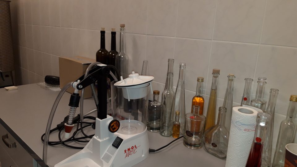 Výroba i vývoj originálních nápojů probíhá v malé laboratoři