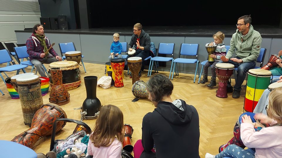 Petr Šušor na svém pravidelném workshopu bubnování pro rodiče a děti v pražském KC Zahrada