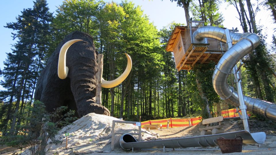 Ústí tzv. chobogánu, skluzavky, která vede choborem mamuta