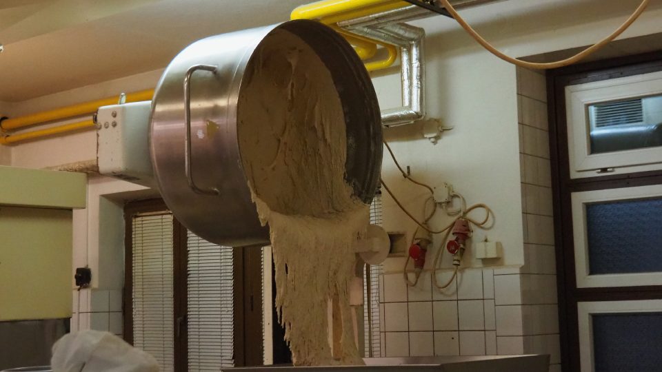 Ze správně připraveného kvasu se ve velkém stroji už míchá samotné těsto na chleba