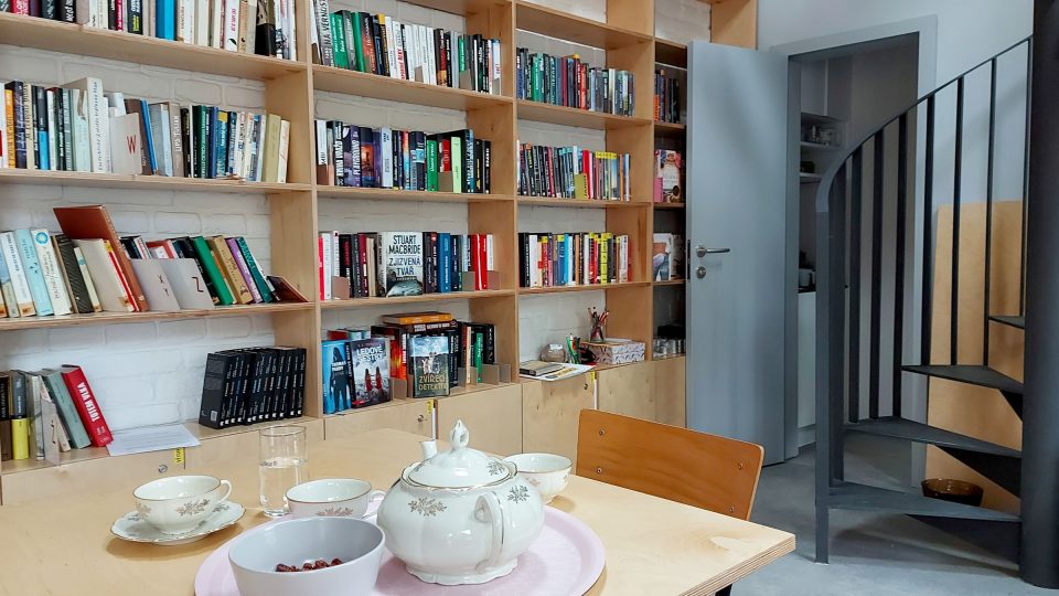 Čajový servis nesmí v knihovně - obýváku chybět