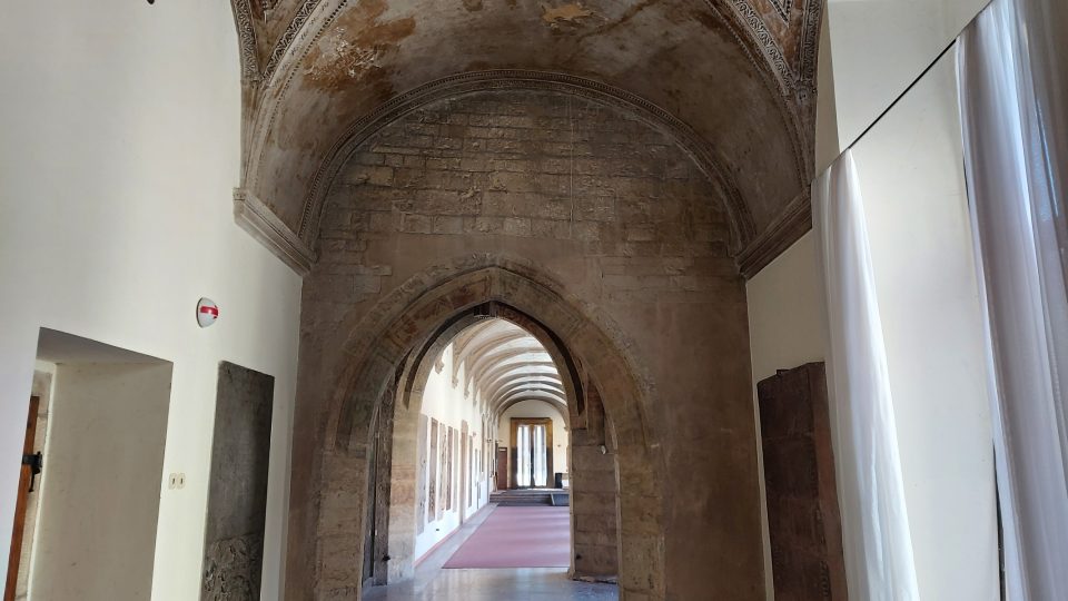 Svatojiřský klášter - interiéry. V současné sobě je areál tohoto nejstaršího kláštera v Čechách z důvodu oprav a nutné rekonstrukce uzavřen