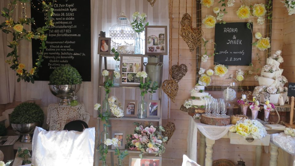 Místnost, ve které si nevěsty objednávají u Petra Kopáče květiny