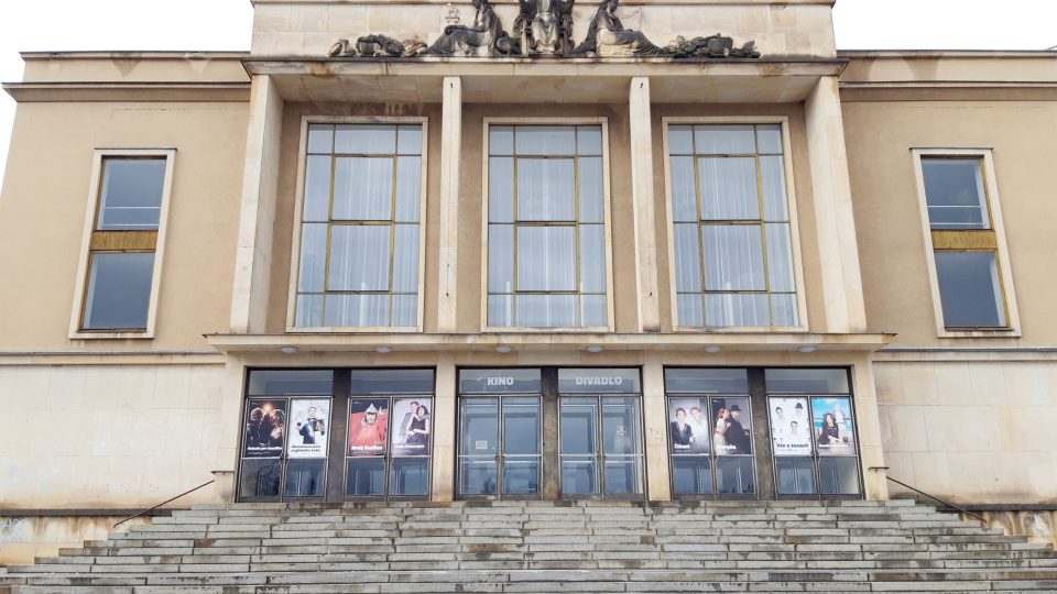 O přestávkách se návštěvníci příbramského divadla mohou potěšit výhledem z velkých oken. Vidět je na celé i město i na Svatou Horu 