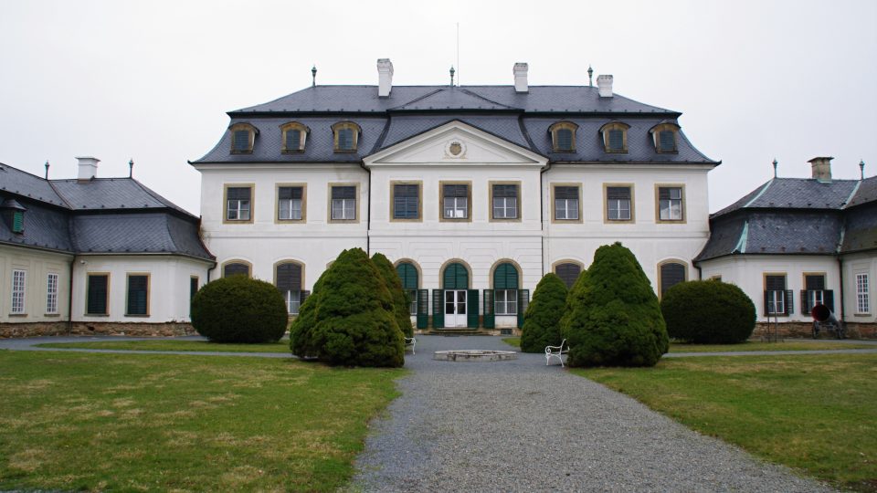 Nejmladší zámek v Náměšti nechal postavit hrabě Harrach v roce 1766