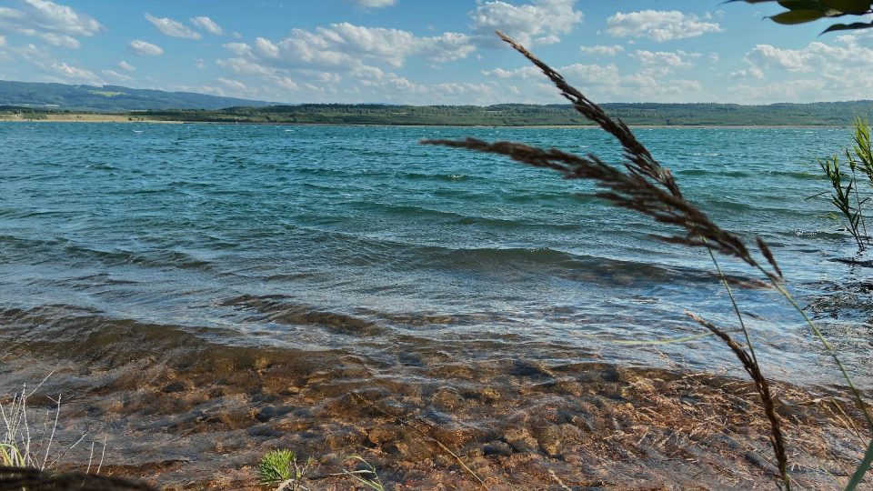 Voda v jezeře Medard je průzračně čistá