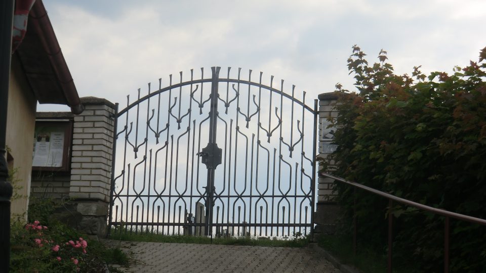 Brána ke hřbitovu u kostela sv. Kateřiny