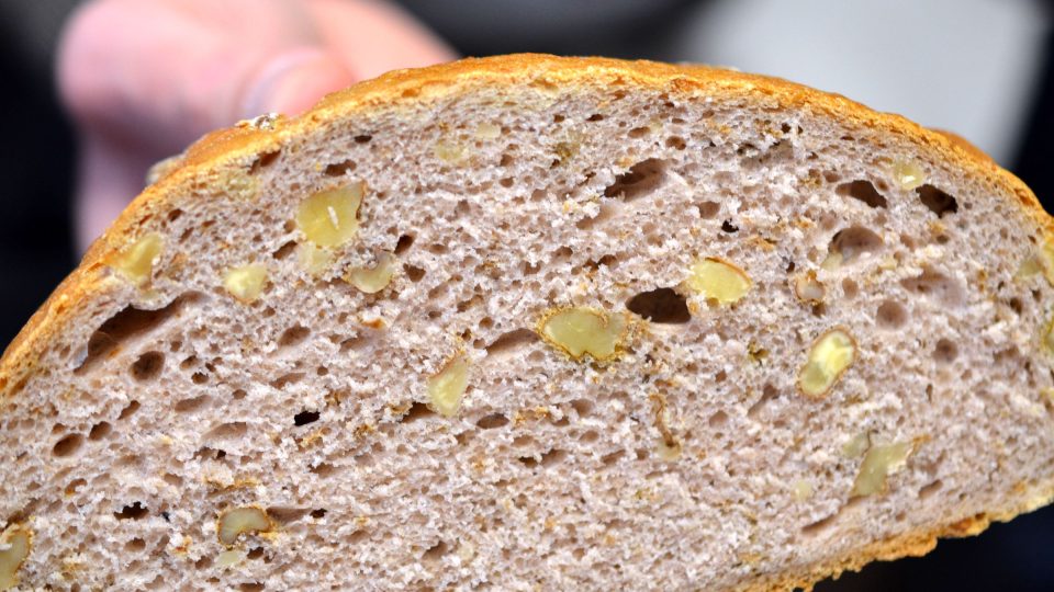 Chléb by se měl krájet rovně, říká se, že kdo se nesrovná s chlebem, ten se nesrovná ani s lidmi