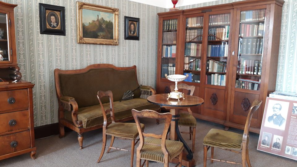 Historická expozice v Městském  muzeu v Žebráku návštěvníky zavede do měšťanského salonu s dobovým nábytkem 