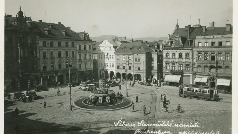 Náměstí Dr. Edvarda Beneše, dříve Staroměstské náměstí. Pohled na ústí Pražské ulice ve dvacátých letech 20. století (Ph00881)