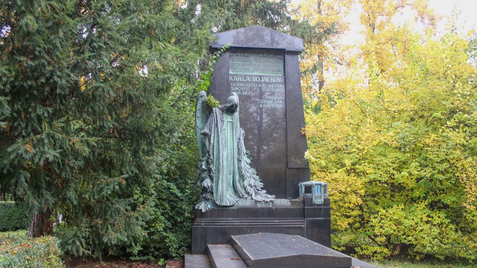 Hrob starosty Karla Vojáčka a jeho ženy Karly se sochou Stanislava Suchardy