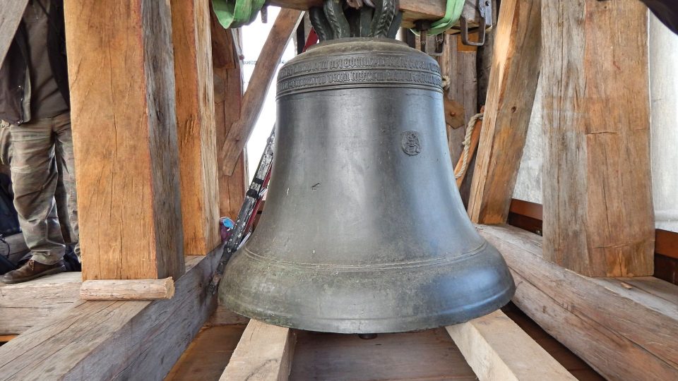 Zvon Jakub se vrátil s pomocí kladkostroje do věže kostela v Jakubu u Kutné Hory