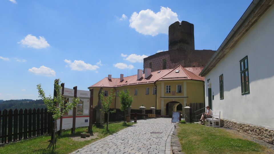 Přístup k hlavní bráně hradu Svojanov