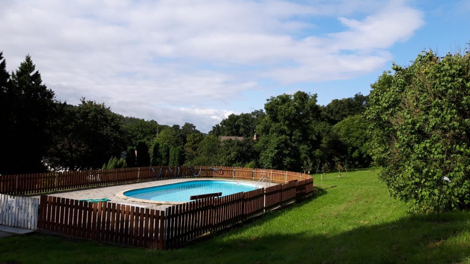 Mladí lesníci mohou využívat i bazén, který je napájený ze studny na pozemku Střední lesnické školy Křivoklát