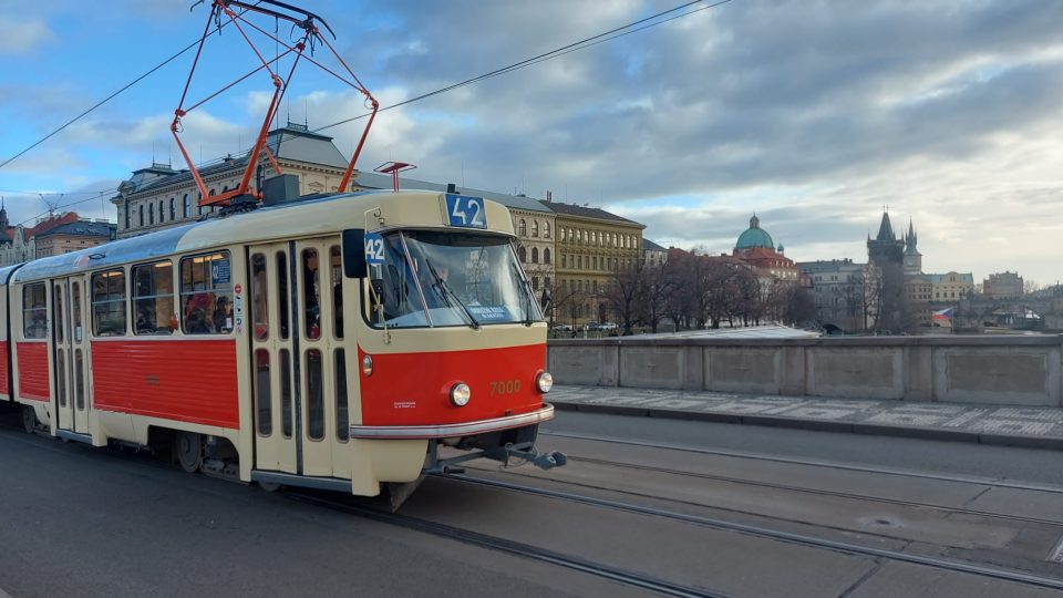 Do pražských ulic poprvé vyrazila historická tramvaj K2
