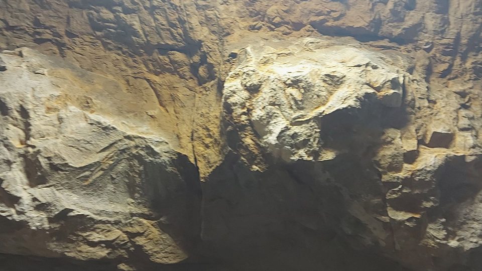 Stěny podzemí jsou z pískovce a opuky