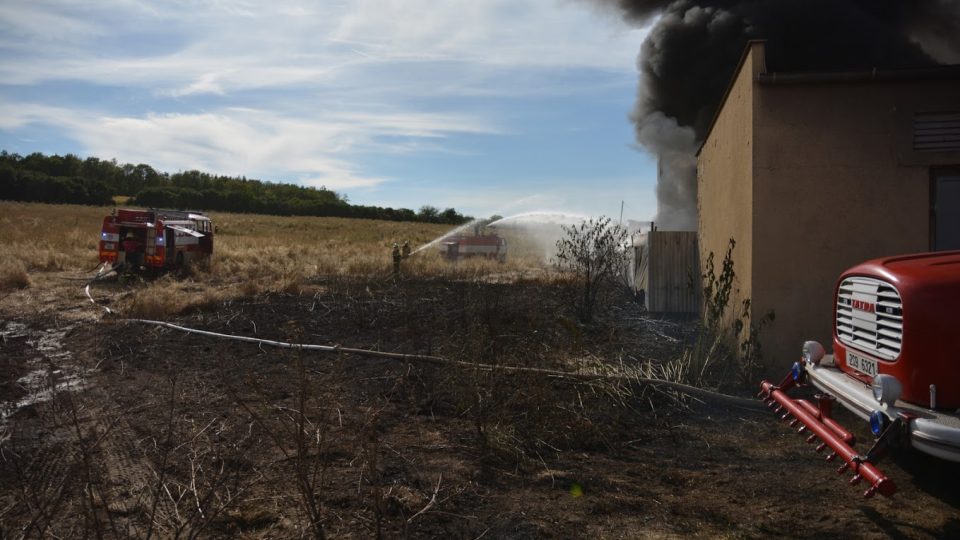 Požár zasáhl i sousední pole