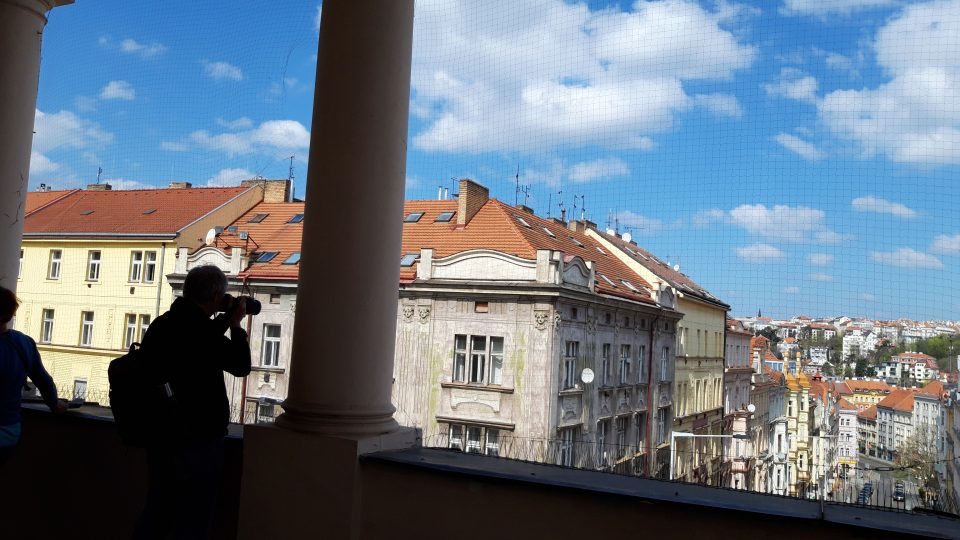 Nečekaně romantický výhled na pražské střechy byl i ze staré Nuselské radnice