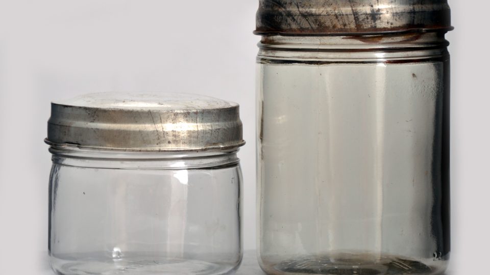 Zavařovací sklenice se skleněnými víčky zafixovanými šroubovacími kovovými víčky zvané masovky