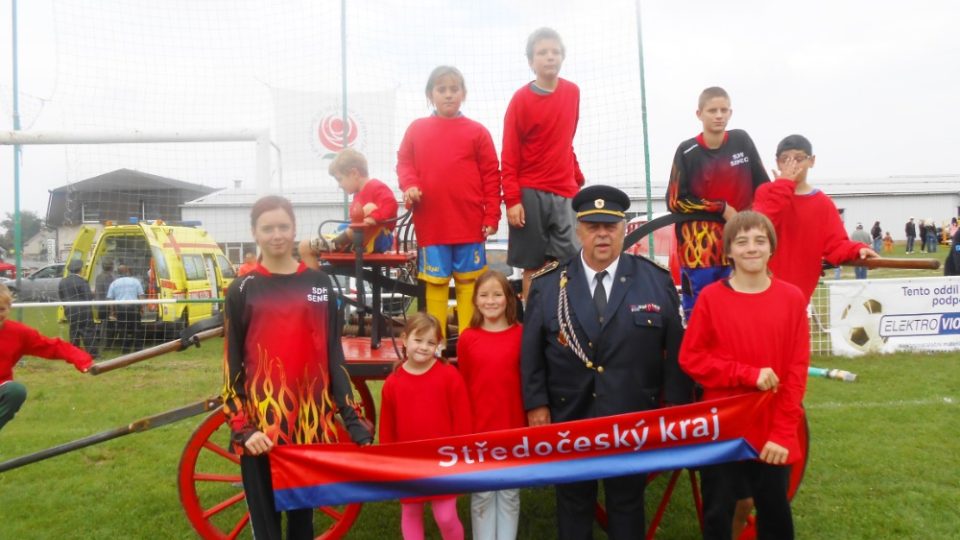 Josef Kessler se svým dětským  týmem na hasičské soutěži