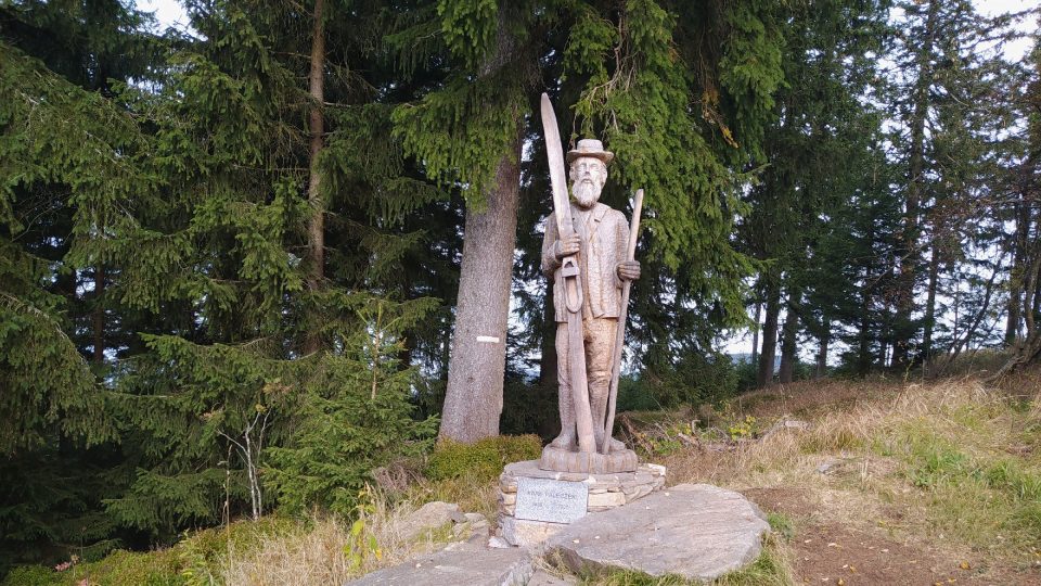 Socha Karla Paleczka, výrobce prvních českých dřevěných lyží
