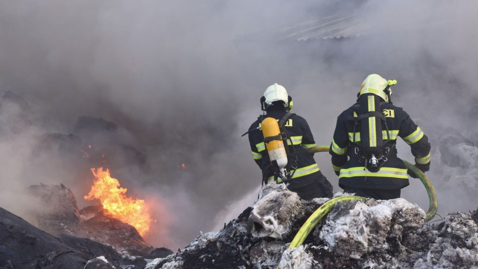 Požár plastového odpadu v Kralupech nad Vltavou už je pod kontrolou