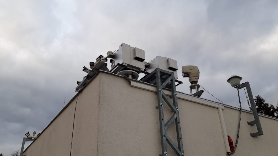 Nenápadné přístroje na střeše Astronomického ústavu AV ČR pomáhají určovat dráhu bolidů