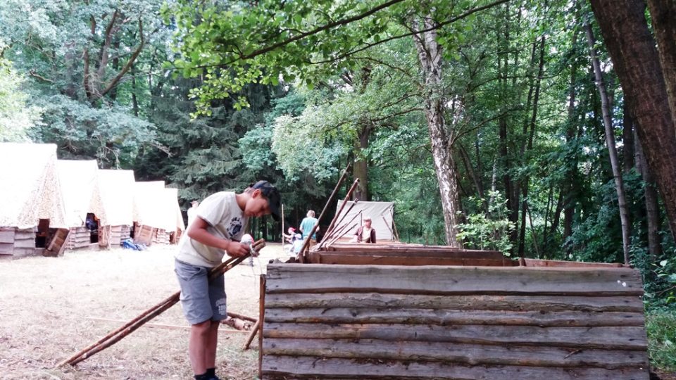 Stavba stanů na táboře