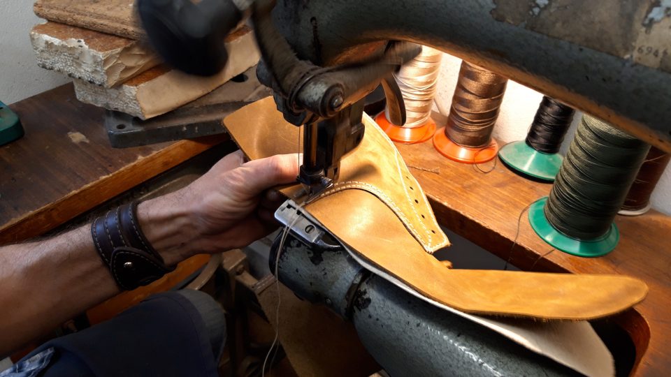 Ručně ušít originální pánské boty trvá 12 - 15 hodin