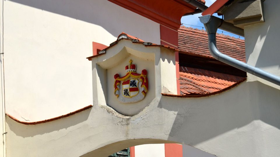 Lobkovický erb na zámku v Drahenicích