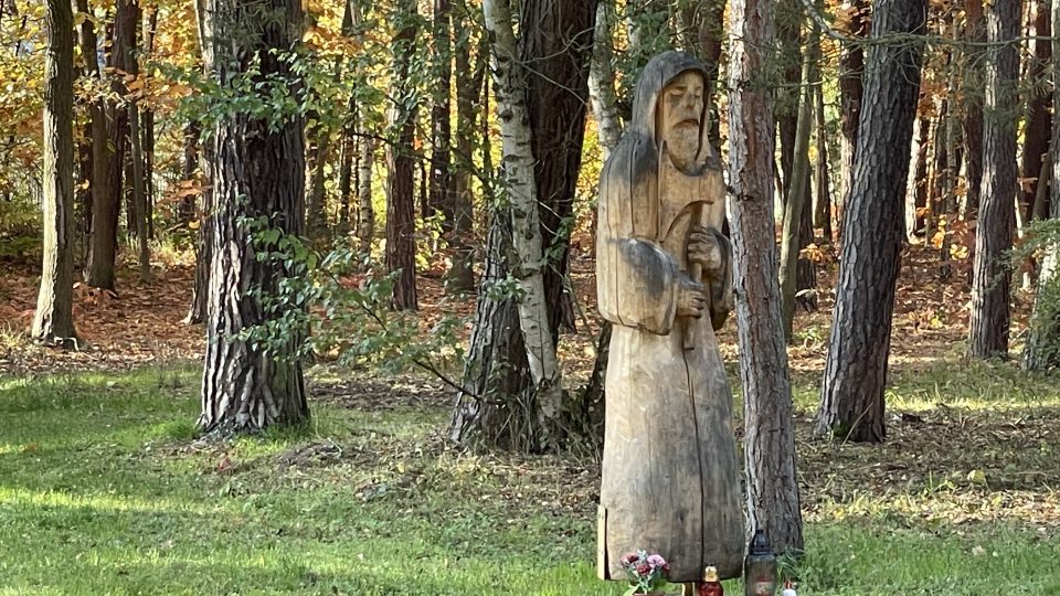 Dřevěná socha Svatého Josefa stráží lesní pramen