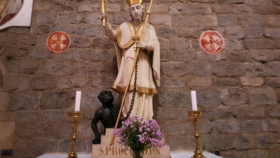 V kostele dnes stojí dvě sochy svatého Prokopa, který má u nohou ďábla