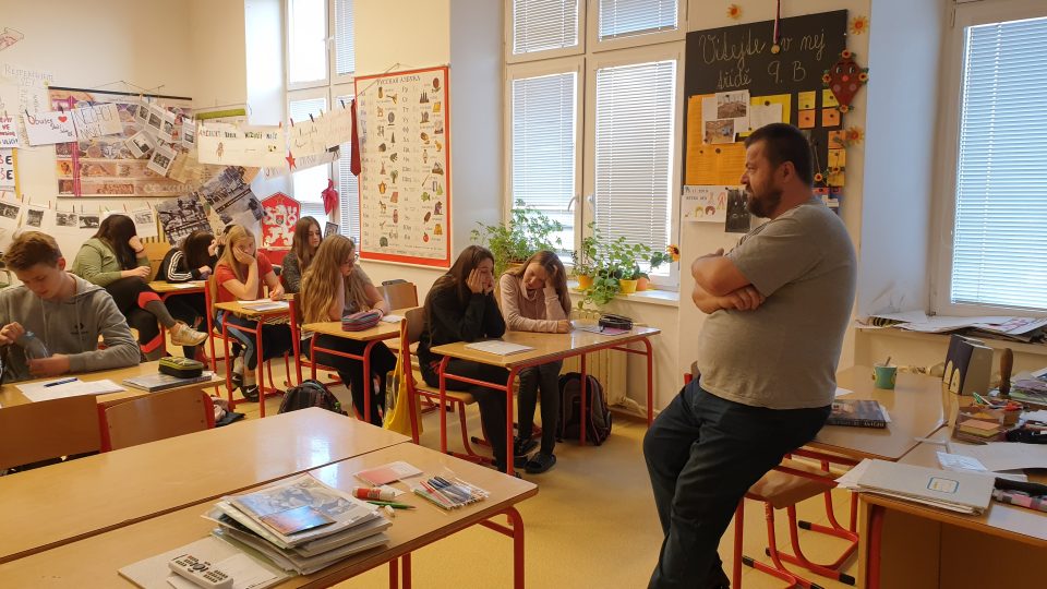 Žáci v Pečkách netradiční hodiny dějepisu uvítali