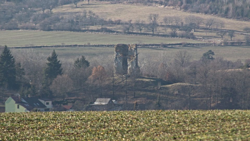 Otaslavická věž z protilehlého kopce