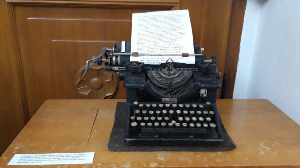 V Muzeu českého krasu připomíná spisovatele Františka Nepila i tento historický psací stroj. Spisovatel na něm prý dokázal psát velmi rychle. Psal všemi deseti prsty a poslepu 