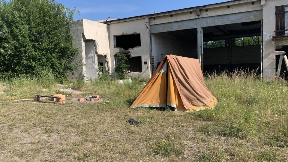 Benešov bourá havarijní objekty v Táborských kasárnách. V areálu ale dál zůstávají bezdomovci