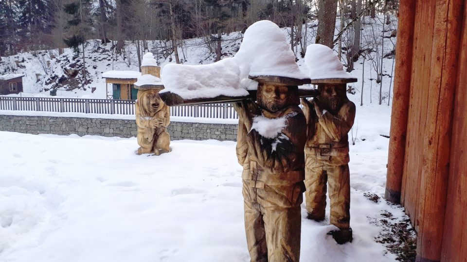 Dřevěné sochy jsou dílem třinecké řezbářky Agáty Valalíkové