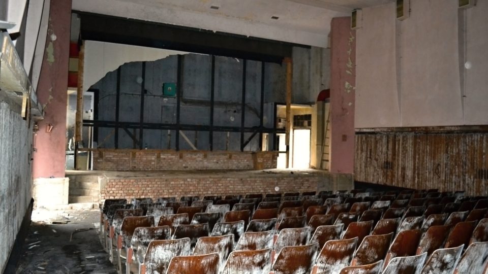 Demolice chátrající budovy kina v Dobříši