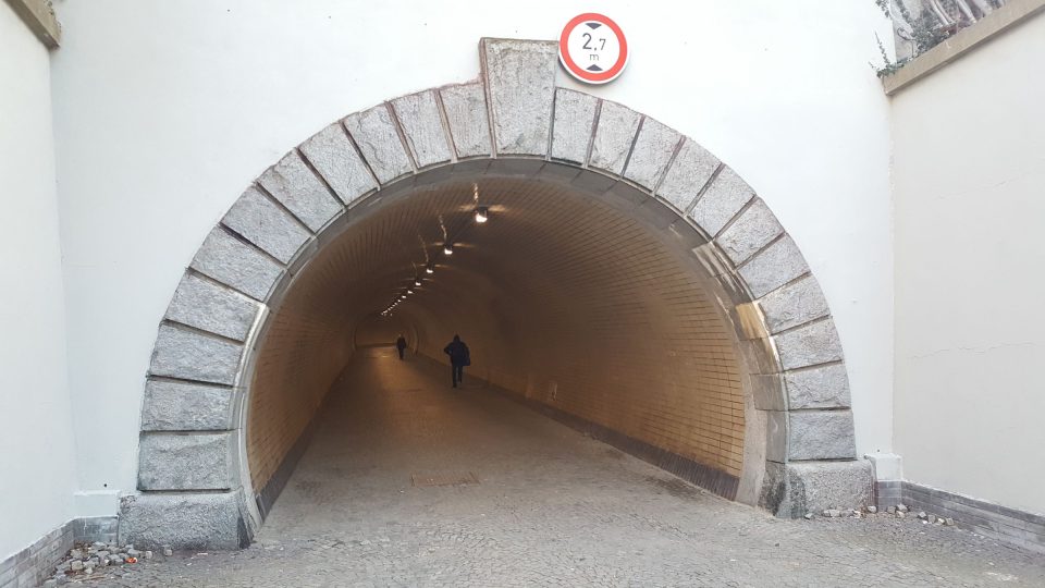 Tunel je dlouhý 303 metry.jpg